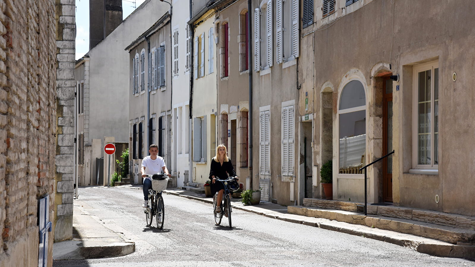 À travers la campagne