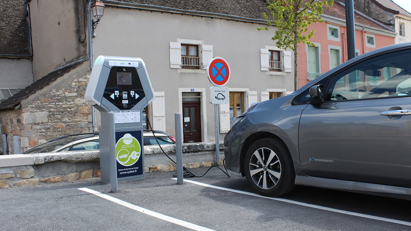 Borne de recharge pour véhicules électriques